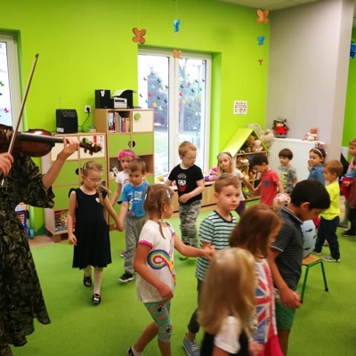 Przedszkole pełne muzyki - czyli warsztaty muzyczne w grupie Pszczółek, Sówek, Biedronek i Motylków