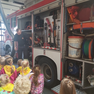 Nasze przedszkole z wizyta w Jednostce Straży Pożarnej